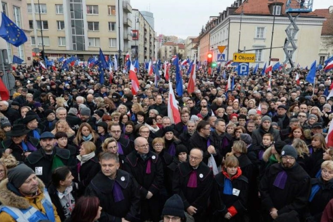 Bírák és ügyvédek egész Európából, sokan közülük bírói talárba öltözve, csendben vonulnak a lengyelországi Varsóban 2020. január 11-én
